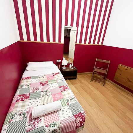 Hostal La Casa De La Plaza Мадрид Екстериор снимка