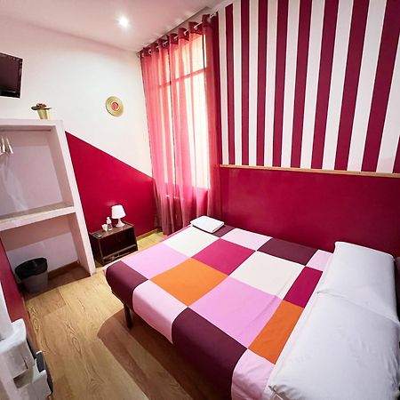 Hostal La Casa De La Plaza Мадрид Екстериор снимка
