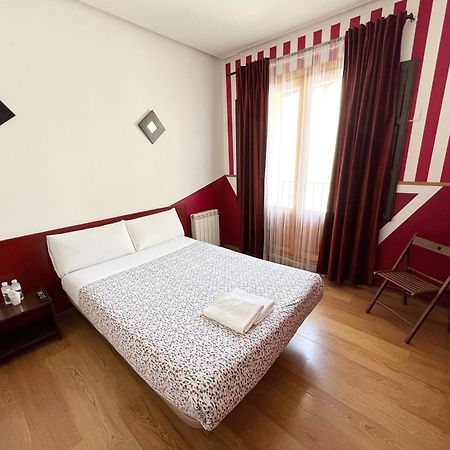Hostal La Casa De La Plaza Мадрид Екстериор снимка