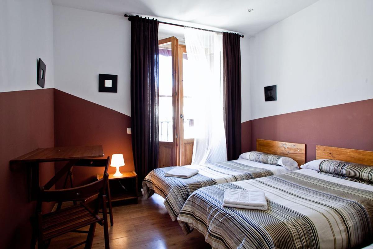 Hostal La Casa De La Plaza Мадрид Екстериор снимка