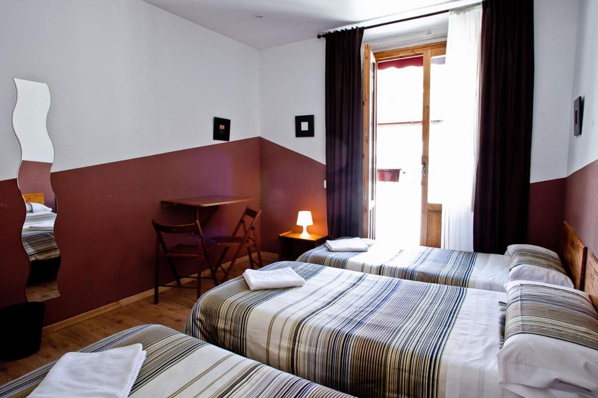 Hostal La Casa De La Plaza Мадрид Екстериор снимка