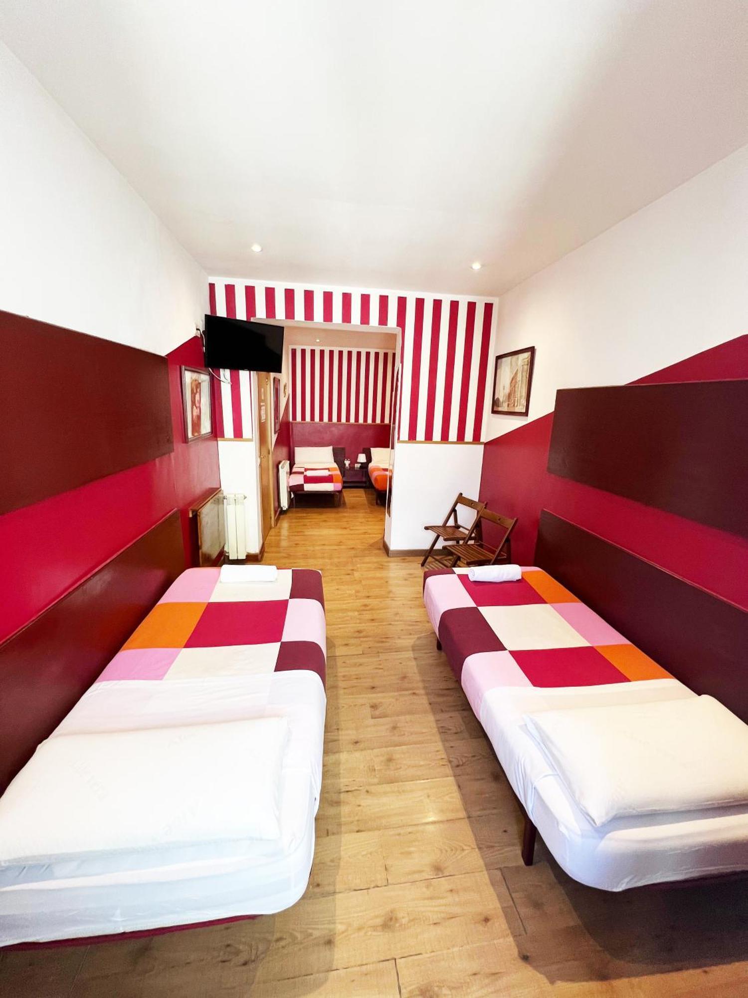 Hostal La Casa De La Plaza Мадрид Екстериор снимка