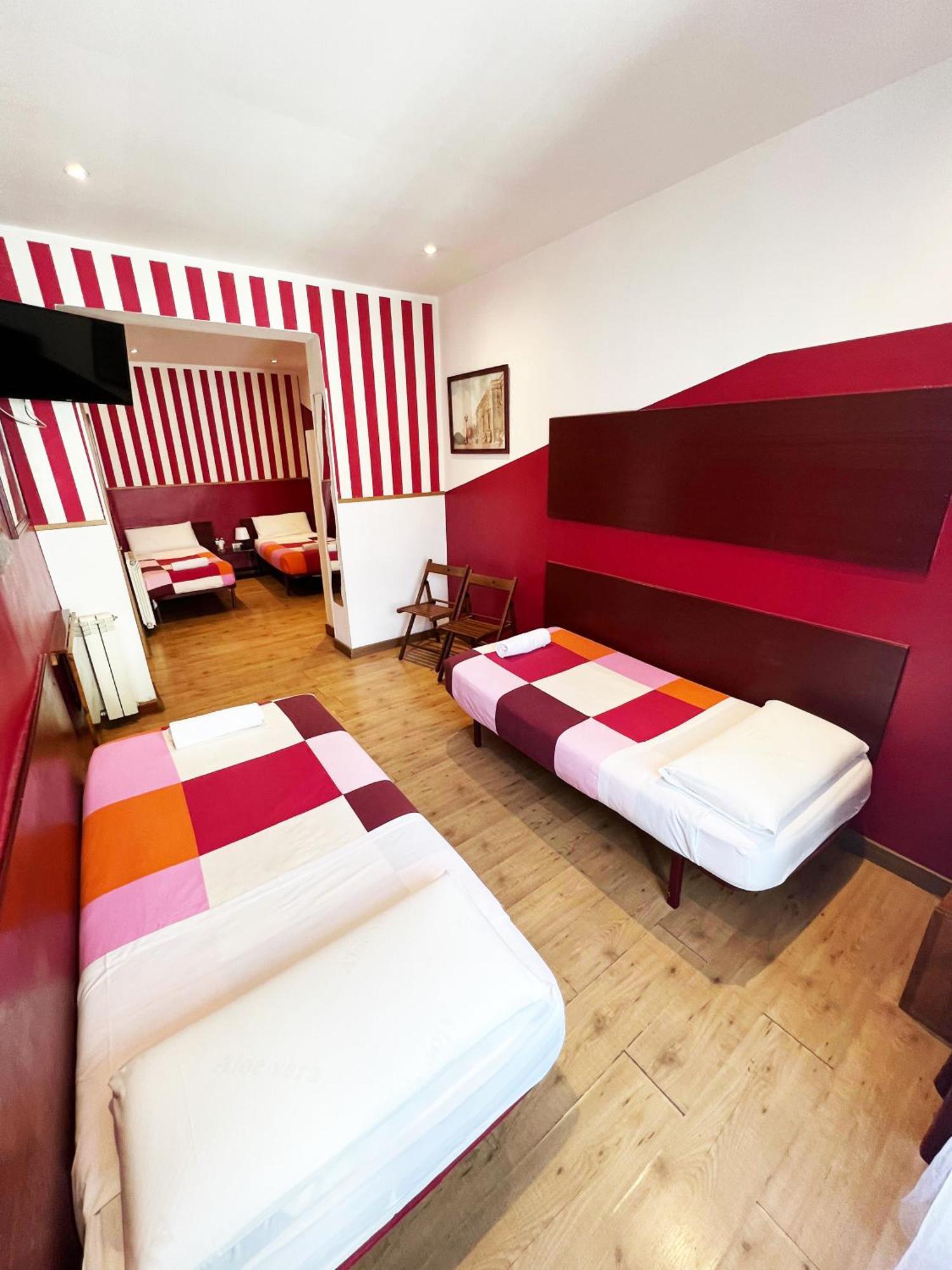 Hostal La Casa De La Plaza Мадрид Екстериор снимка