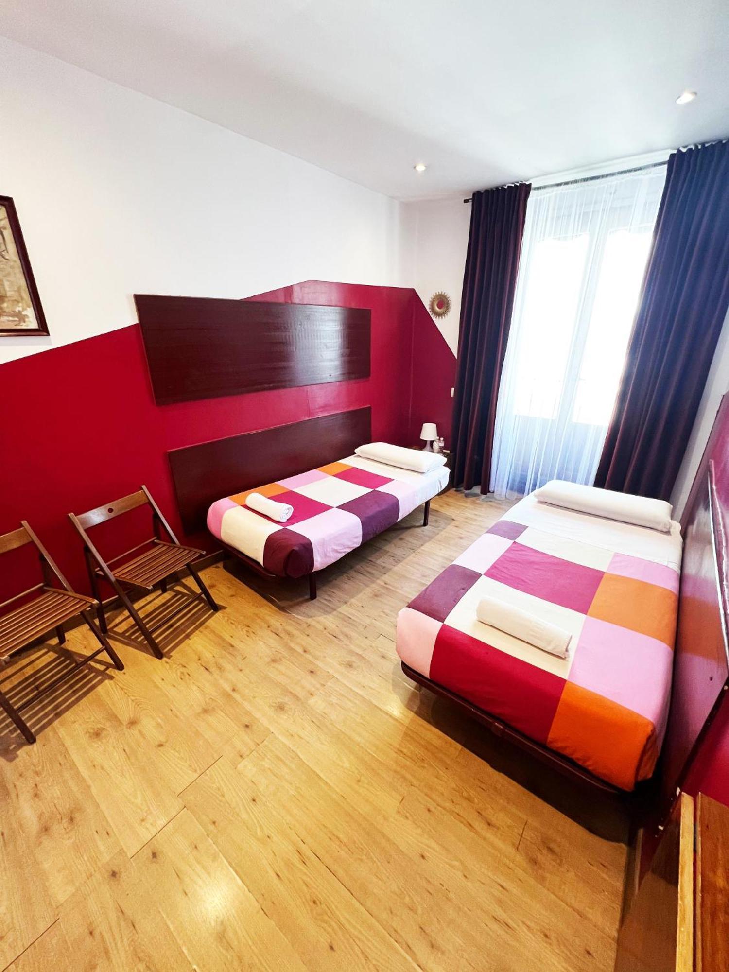 Hostal La Casa De La Plaza Мадрид Екстериор снимка