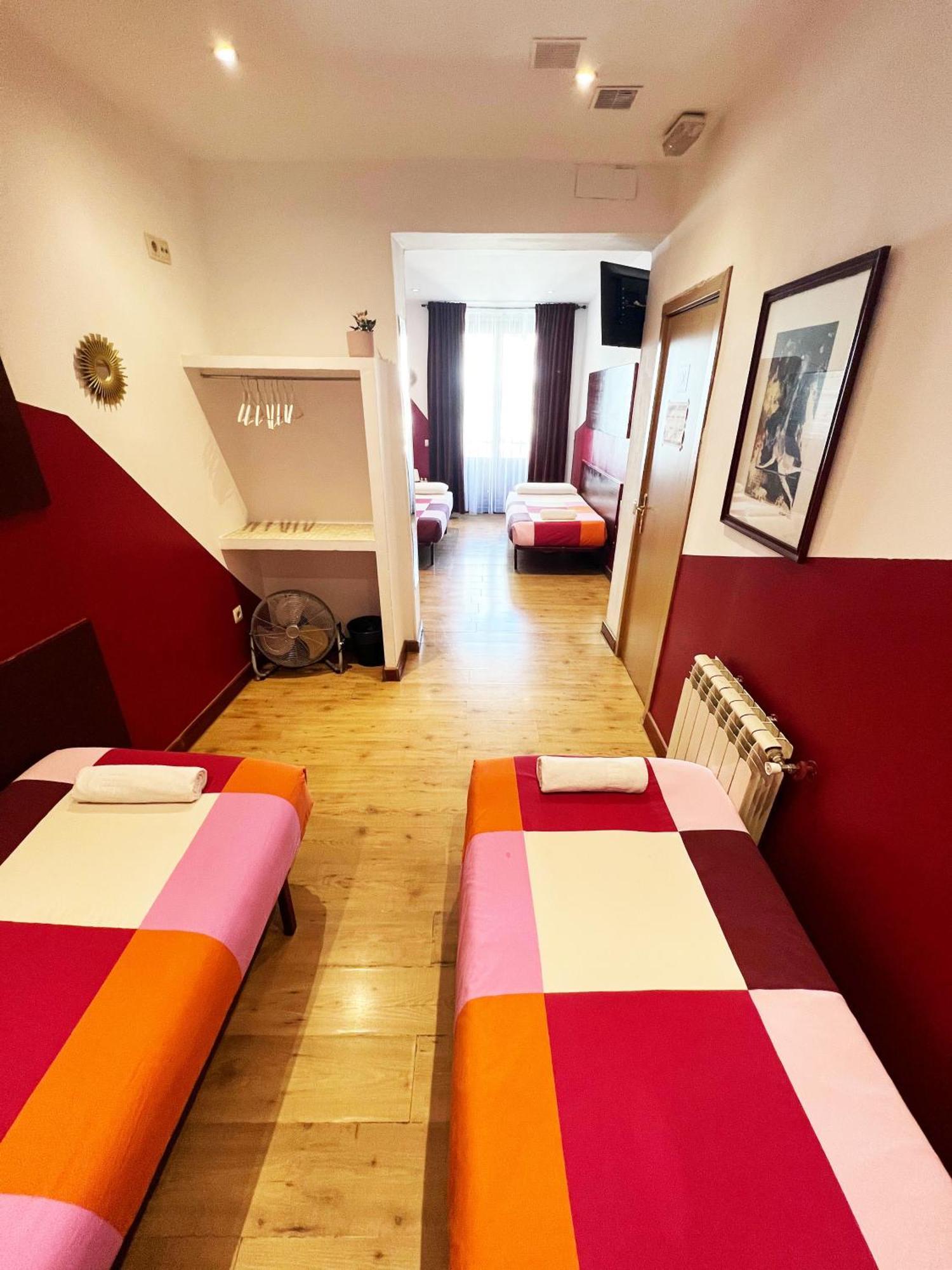 Hostal La Casa De La Plaza Мадрид Екстериор снимка