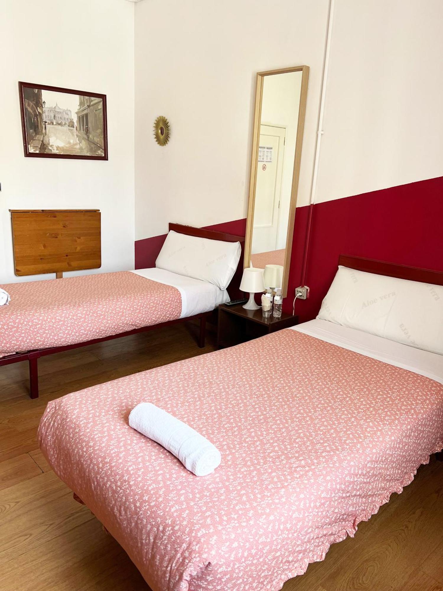 Hostal La Casa De La Plaza Мадрид Екстериор снимка