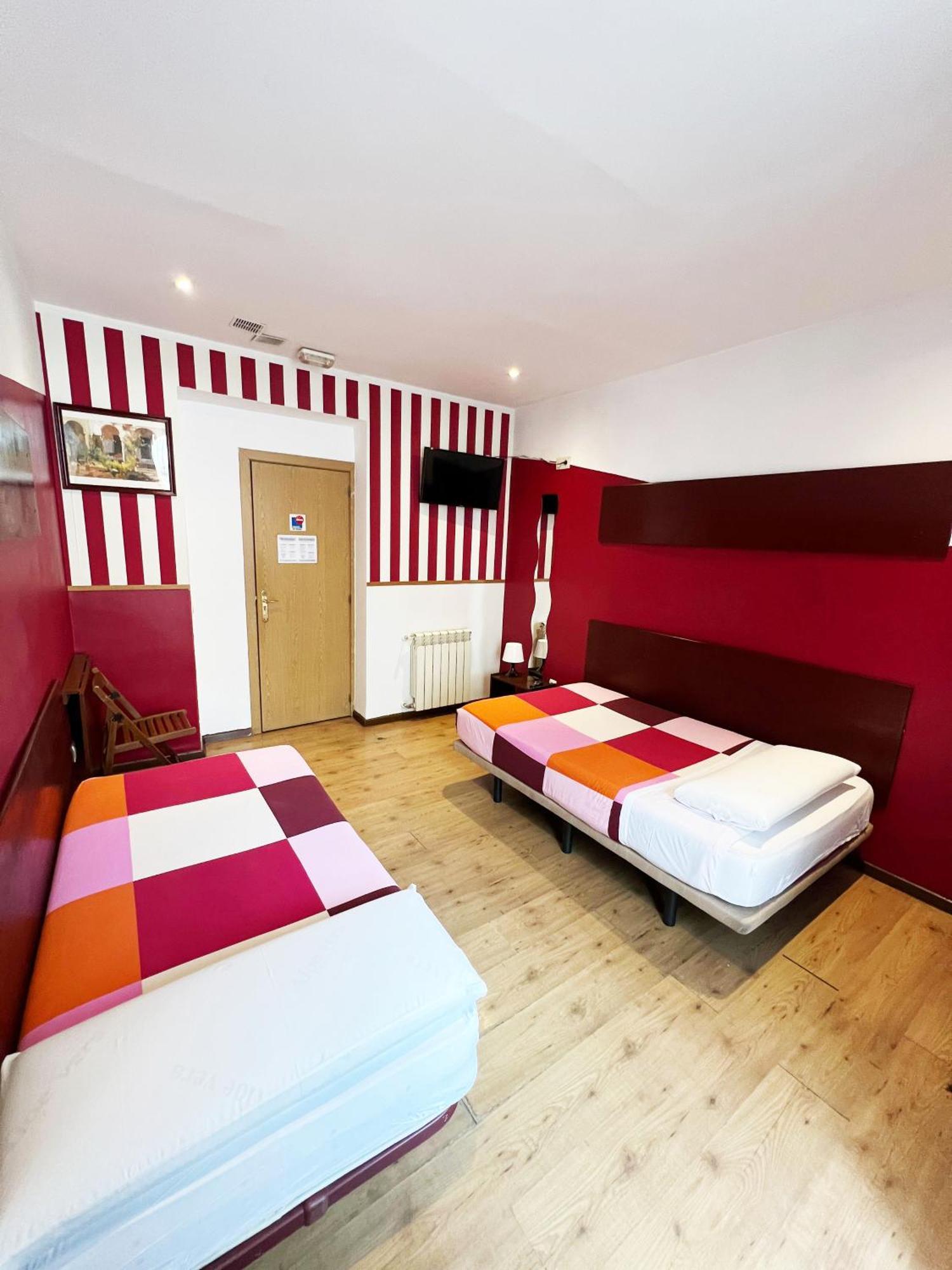 Hostal La Casa De La Plaza Мадрид Екстериор снимка
