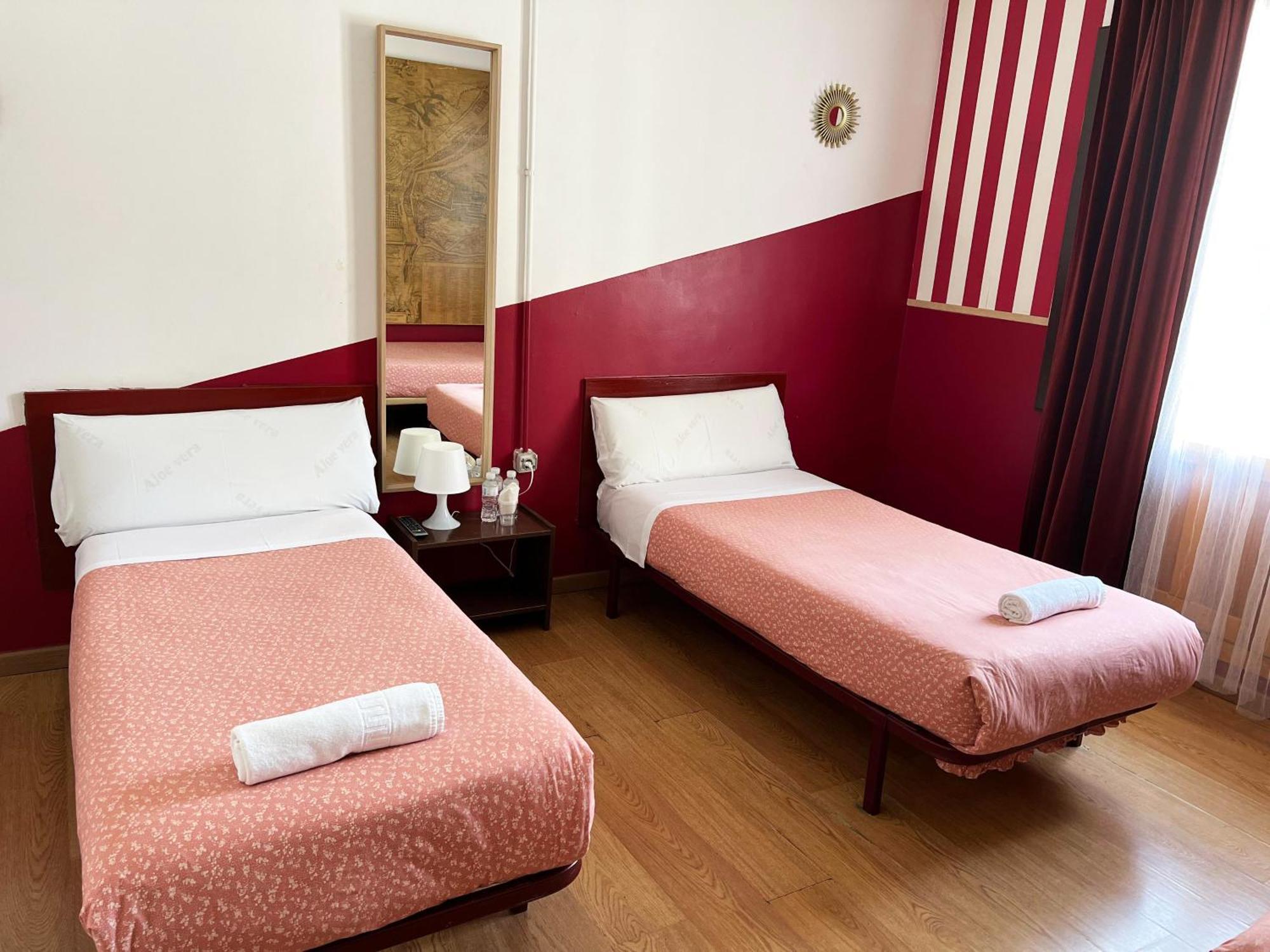 Hostal La Casa De La Plaza Мадрид Екстериор снимка