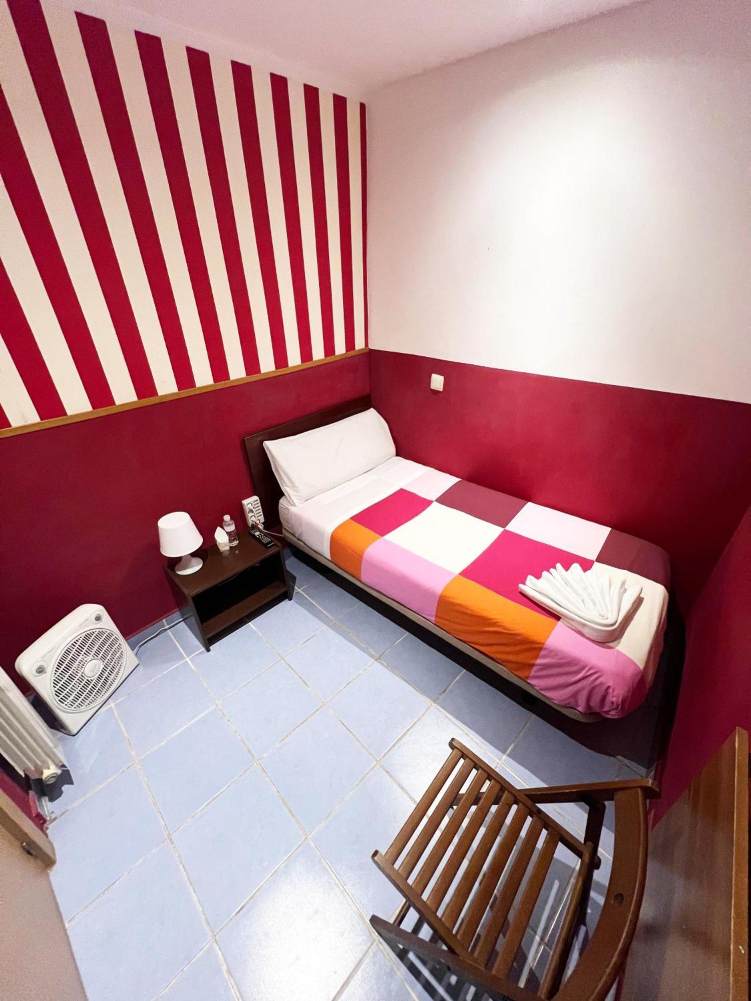 Hostal La Casa De La Plaza Мадрид Екстериор снимка