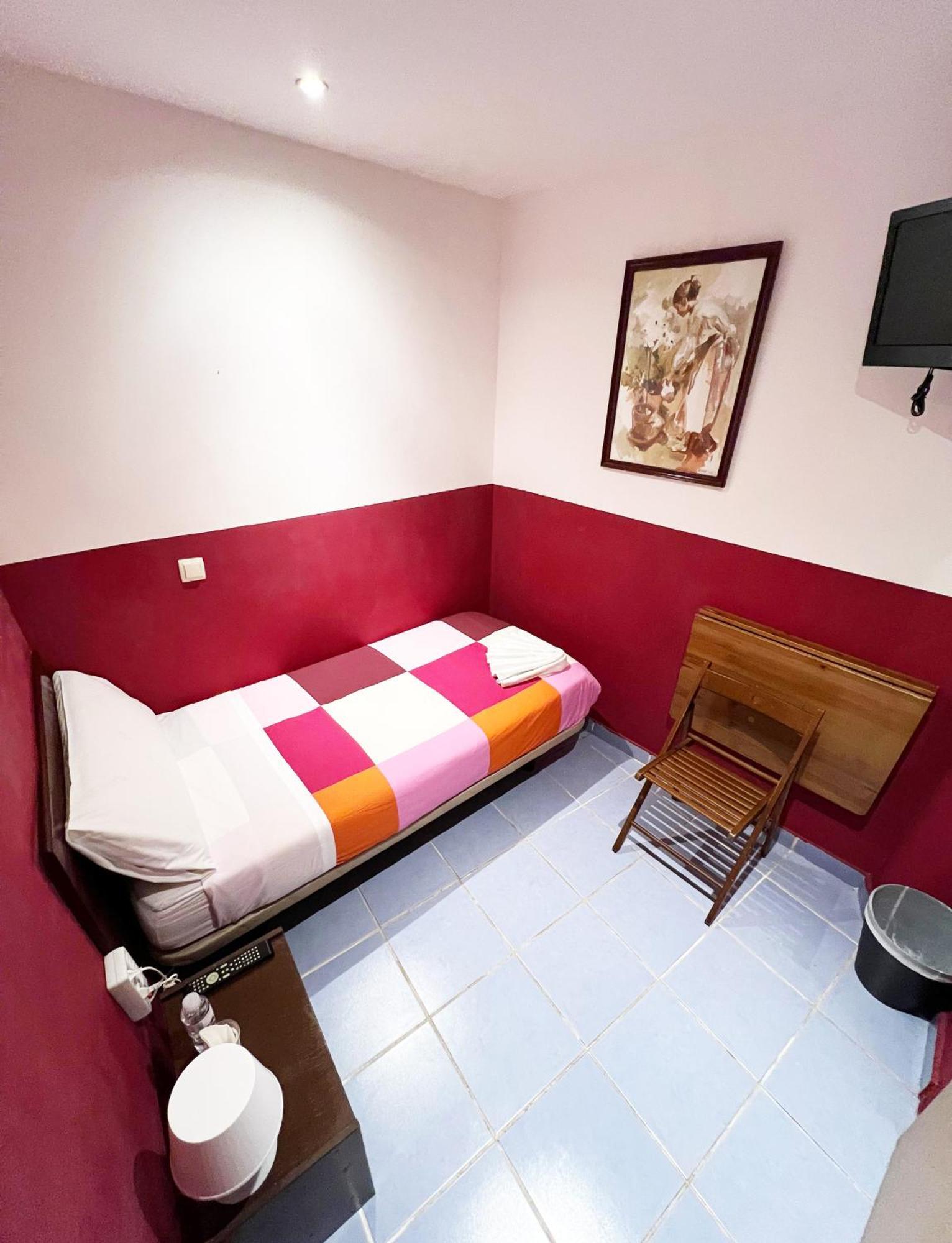 Hostal La Casa De La Plaza Мадрид Екстериор снимка
