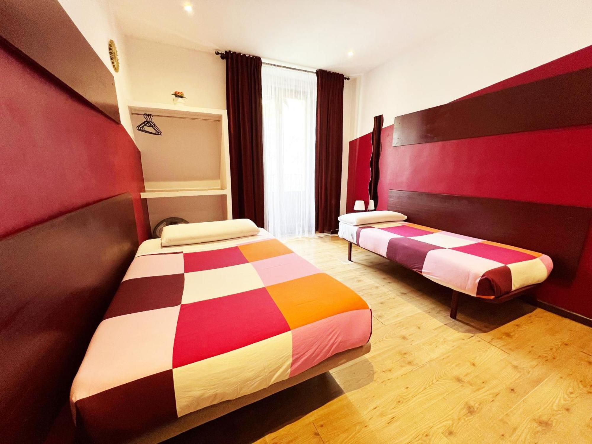 Hostal La Casa De La Plaza Мадрид Екстериор снимка