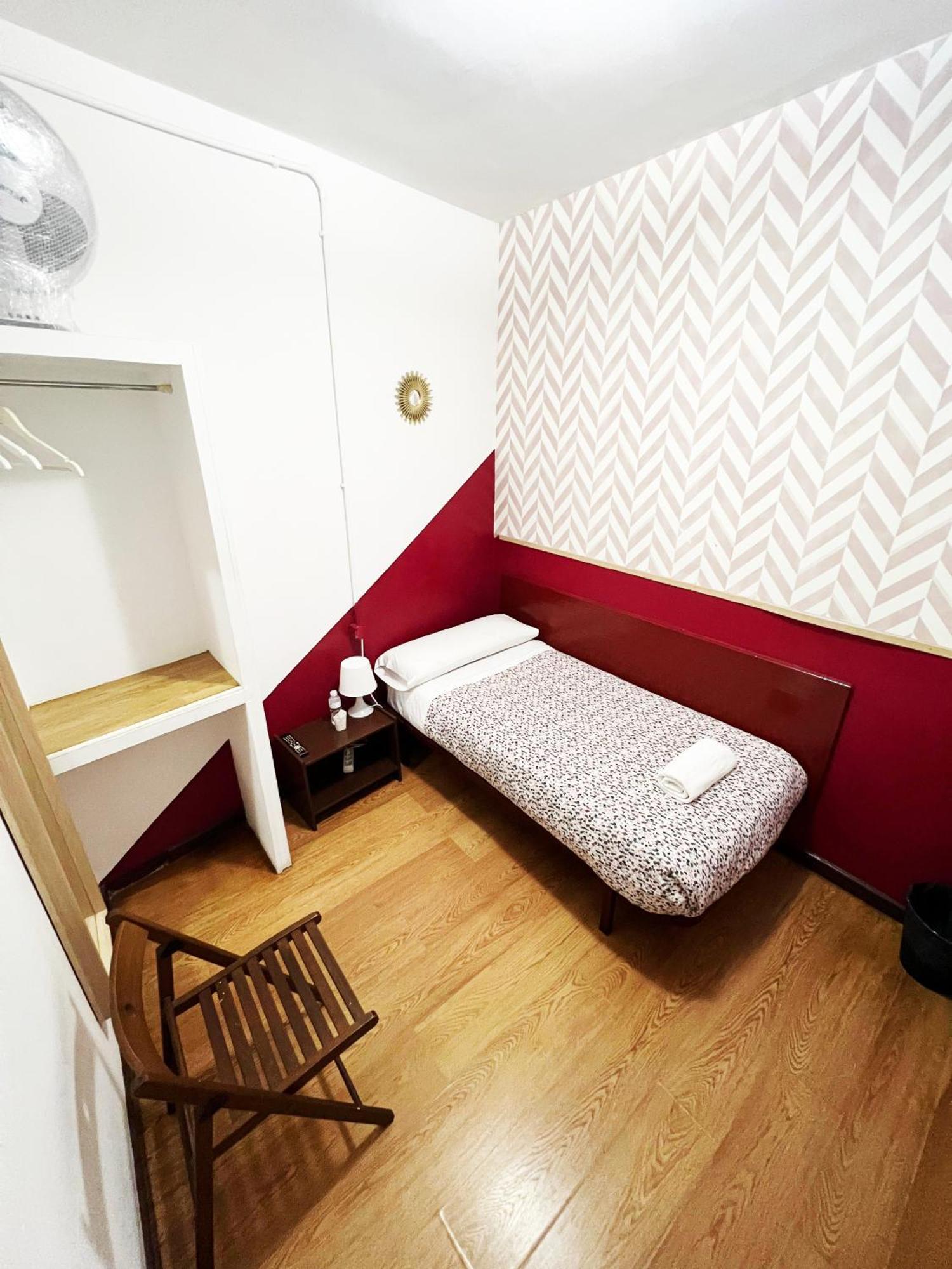 Hostal La Casa De La Plaza Мадрид Екстериор снимка