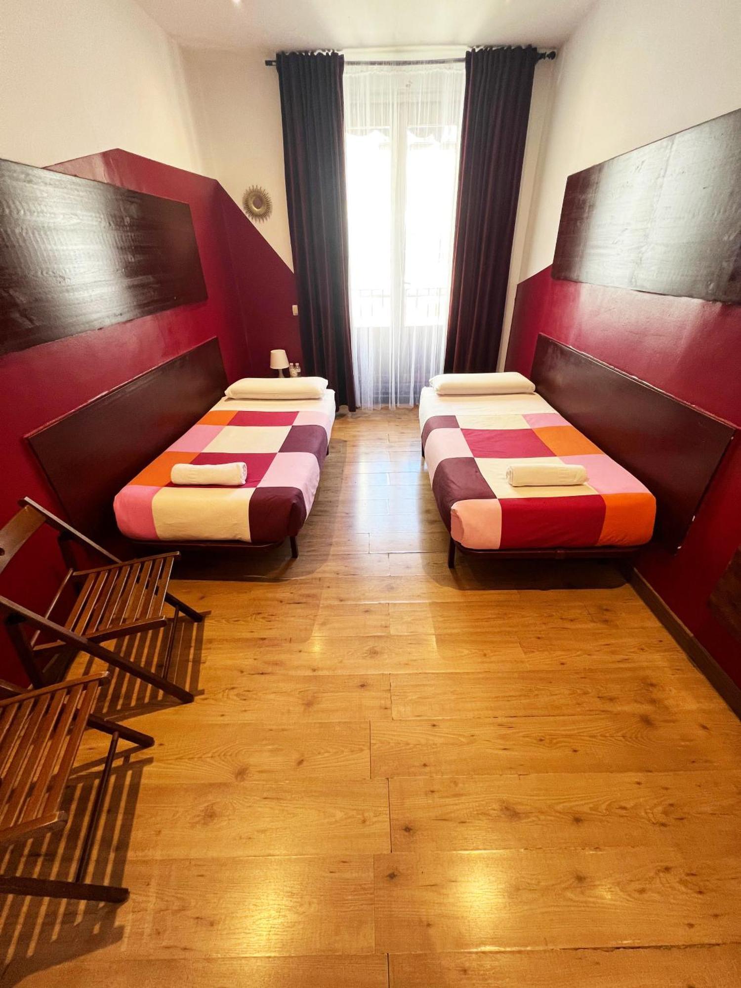 Hostal La Casa De La Plaza Мадрид Екстериор снимка