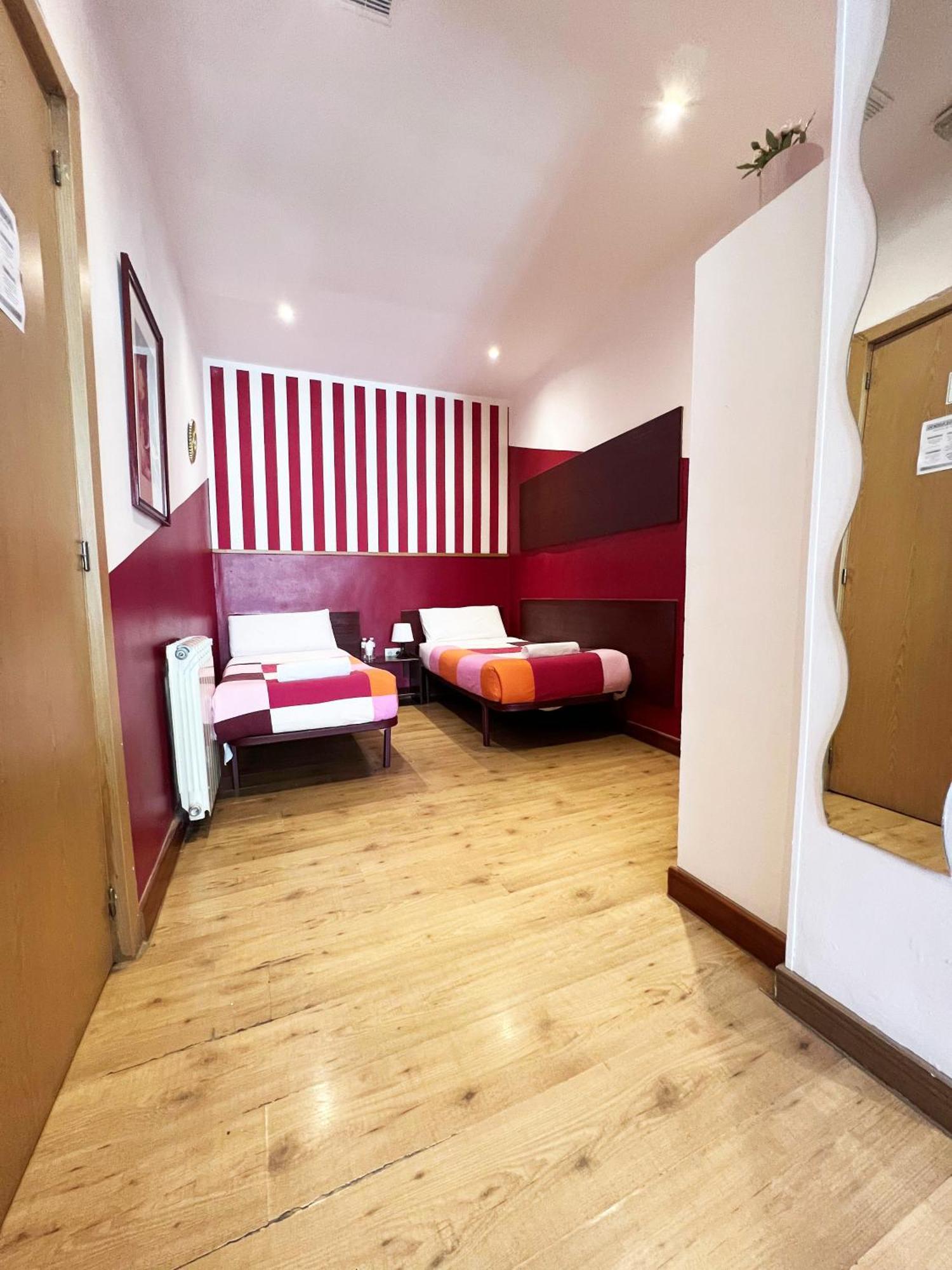 Hostal La Casa De La Plaza Мадрид Екстериор снимка
