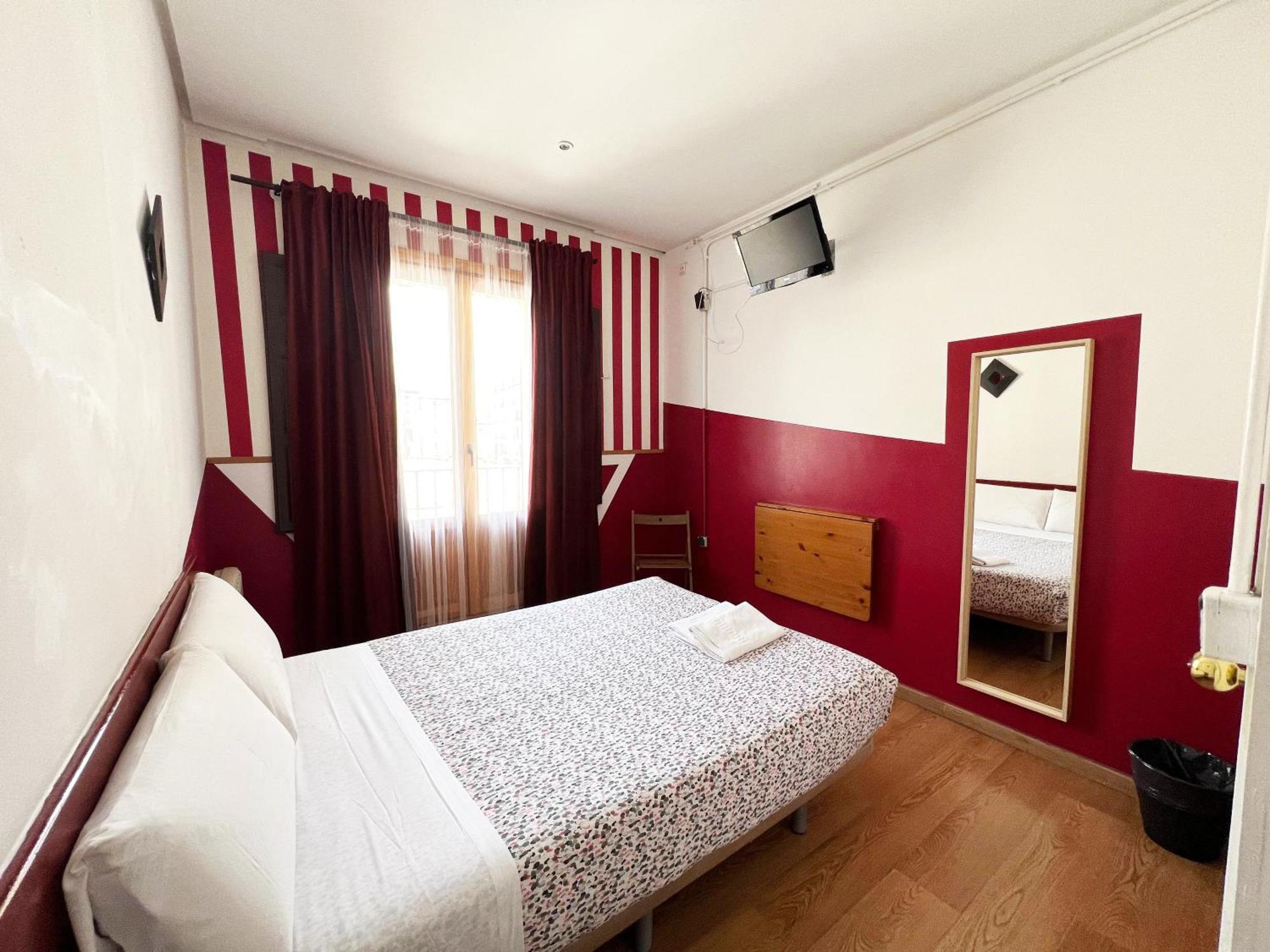 Hostal La Casa De La Plaza Мадрид Екстериор снимка