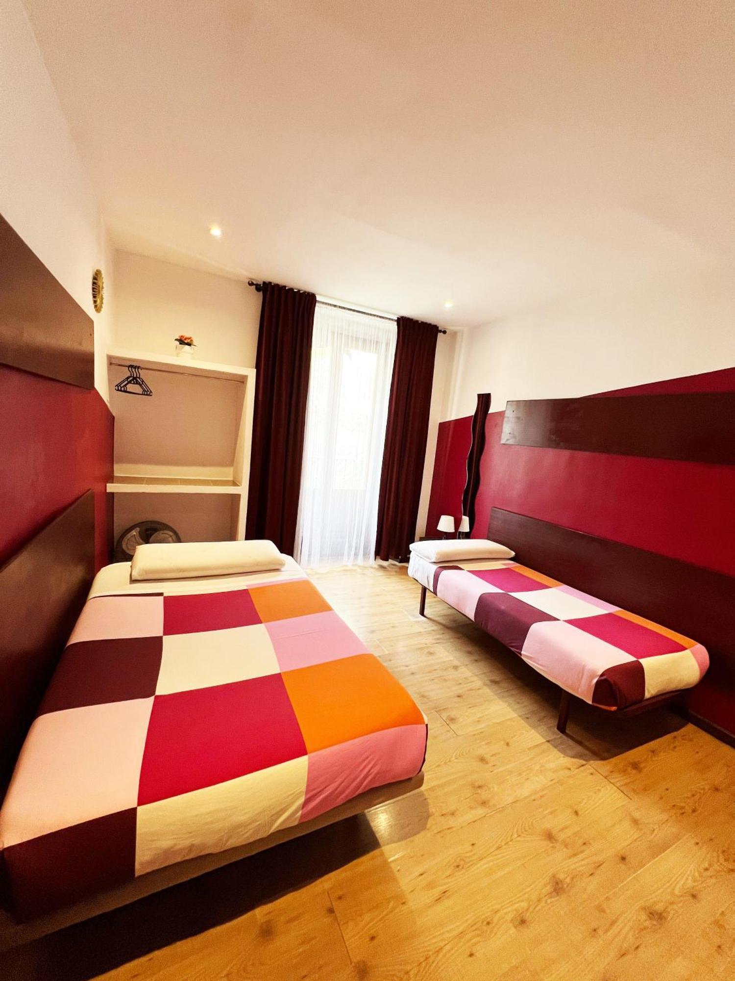 Hostal La Casa De La Plaza Мадрид Екстериор снимка