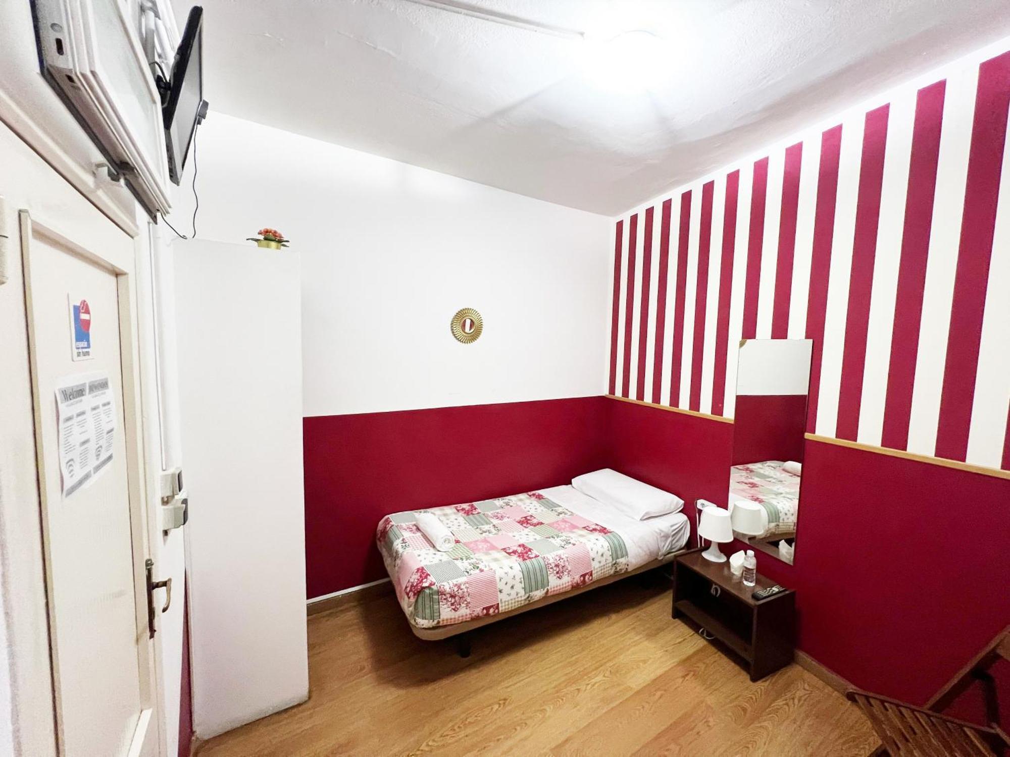 Hostal La Casa De La Plaza Мадрид Екстериор снимка