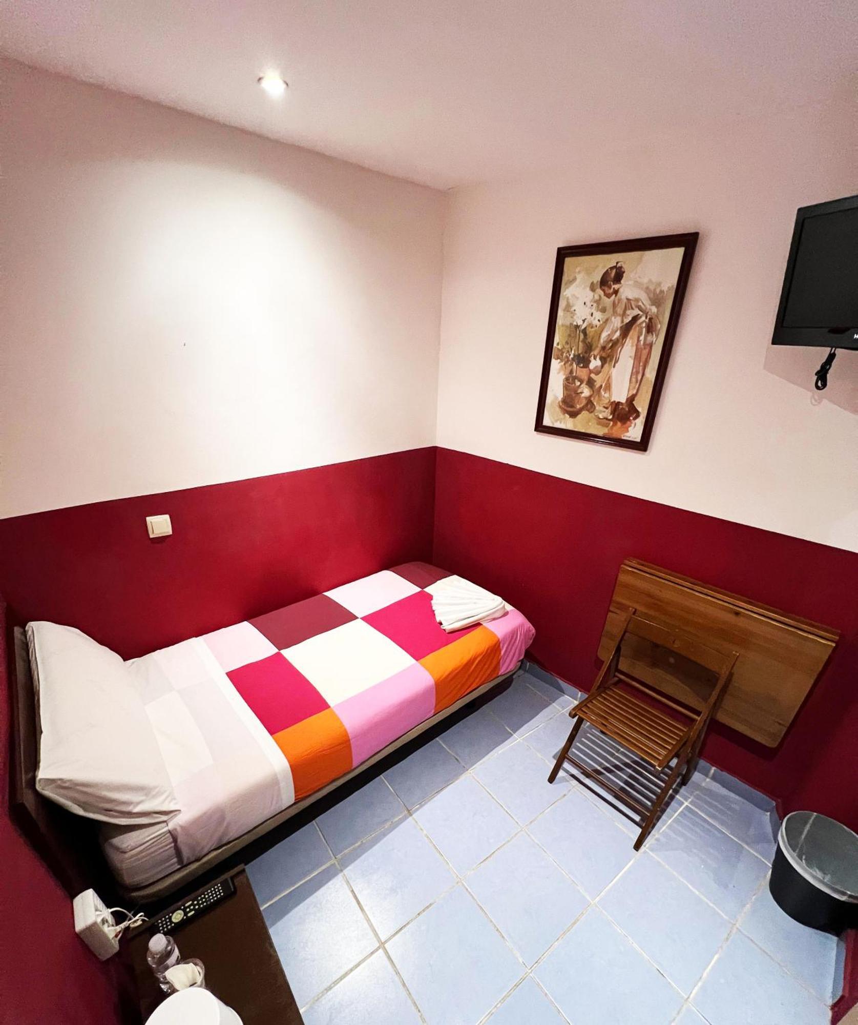 Hostal La Casa De La Plaza Мадрид Екстериор снимка