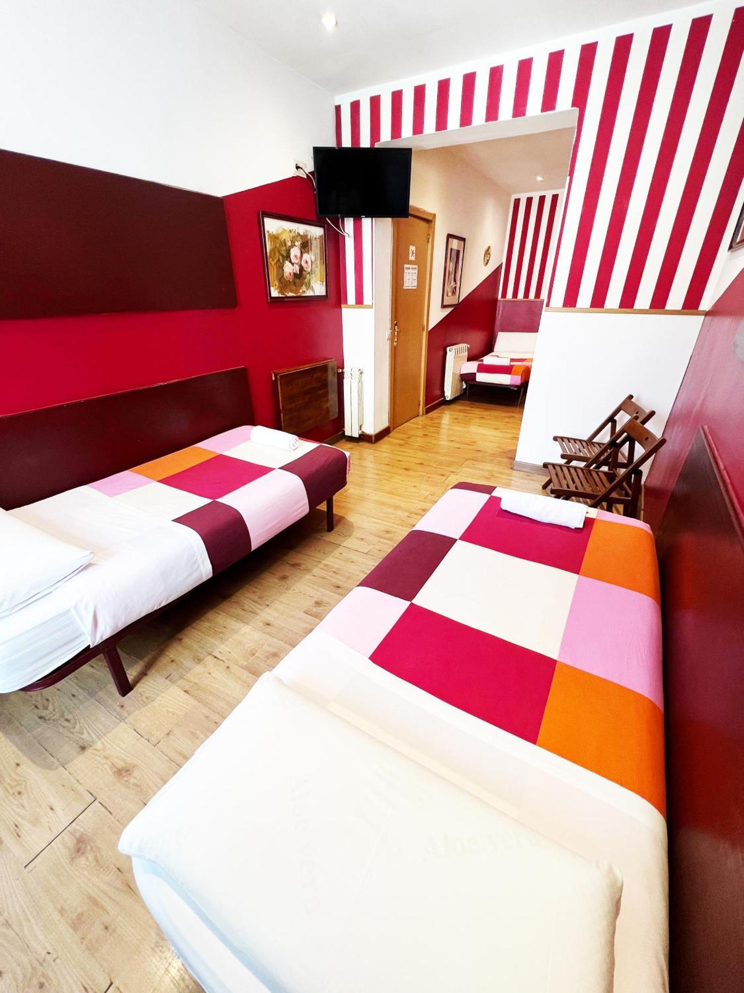 Hostal La Casa De La Plaza Мадрид Екстериор снимка