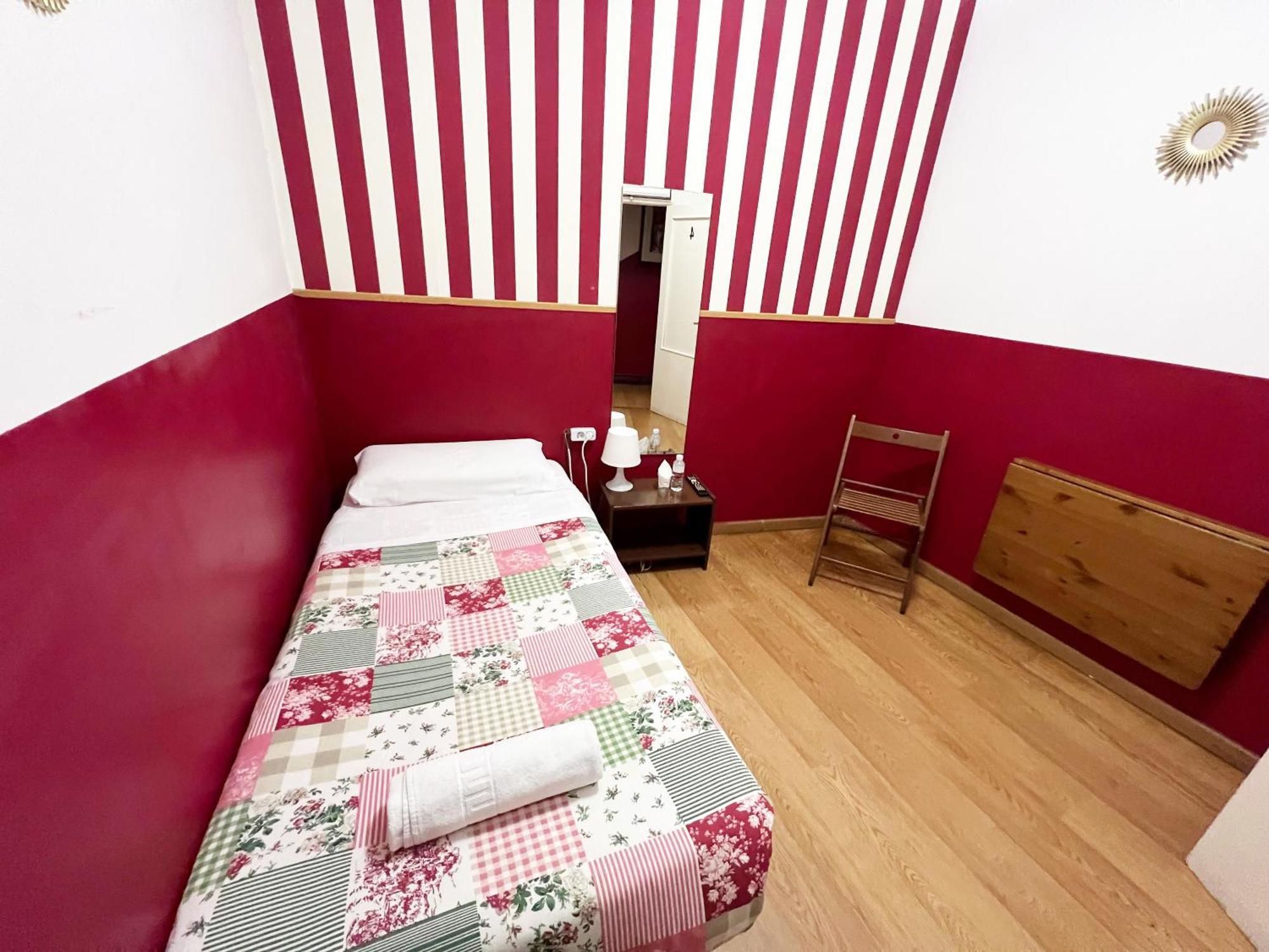 Hostal La Casa De La Plaza Мадрид Екстериор снимка