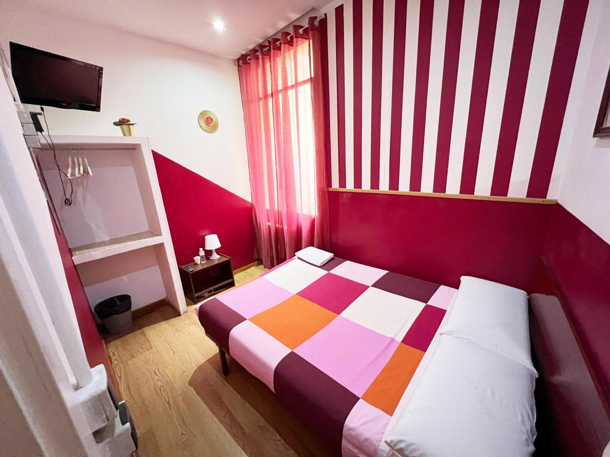 Hostal La Casa De La Plaza Мадрид Екстериор снимка