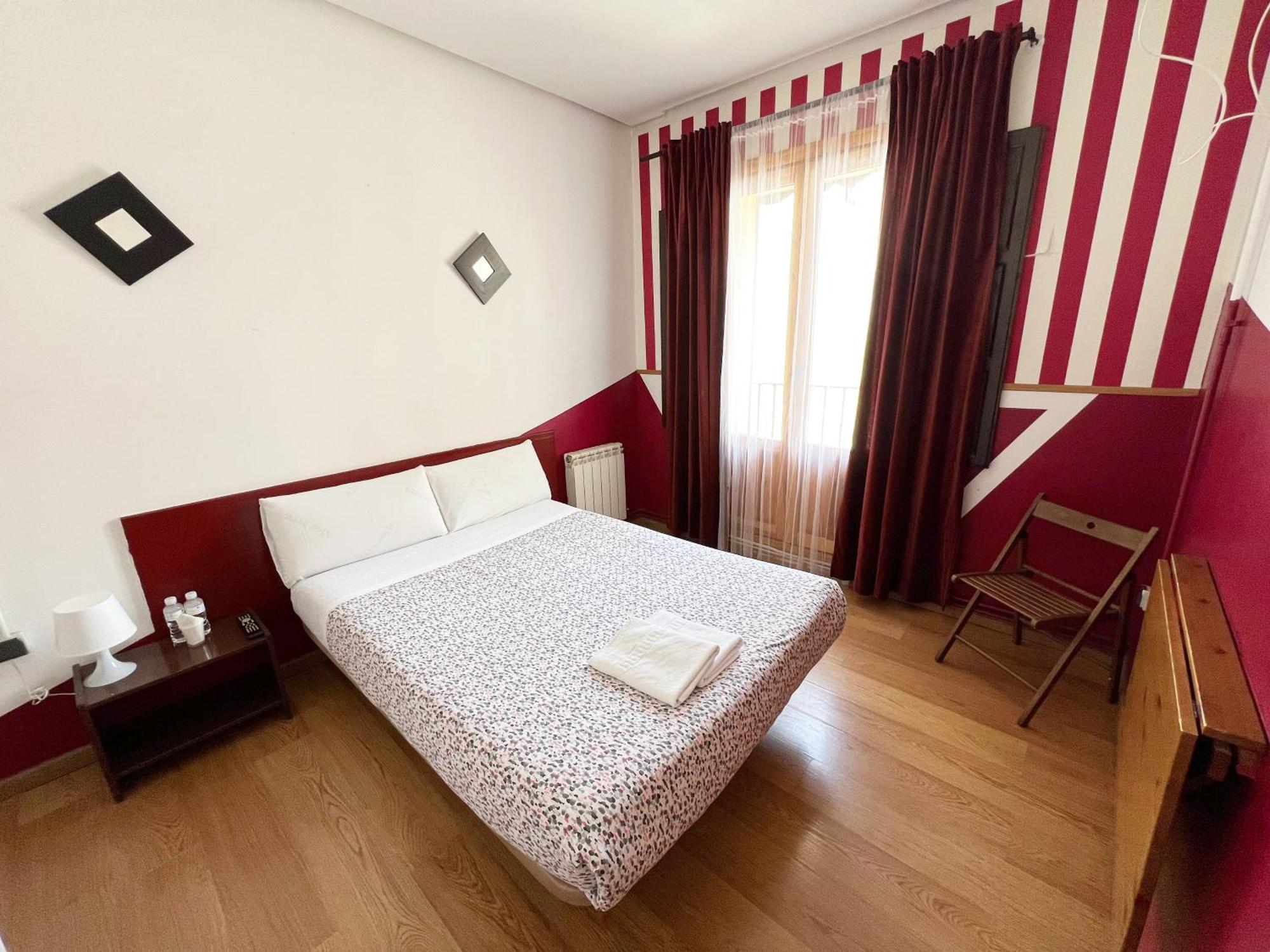 Hostal La Casa De La Plaza Мадрид Екстериор снимка