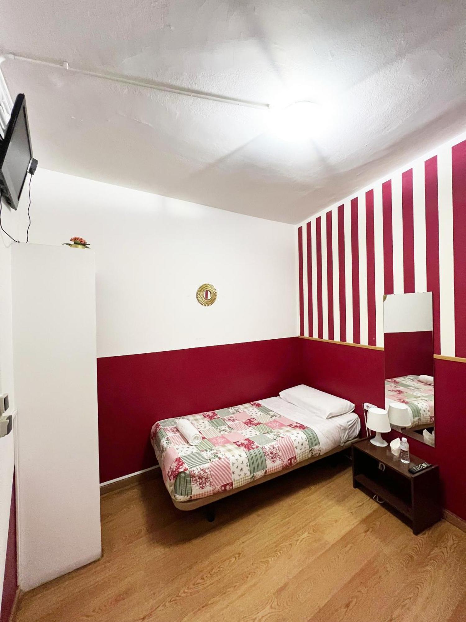 Hostal La Casa De La Plaza Мадрид Екстериор снимка