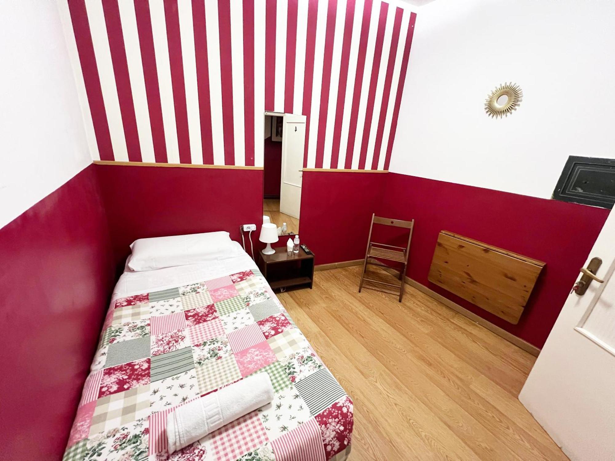 Hostal La Casa De La Plaza Мадрид Екстериор снимка