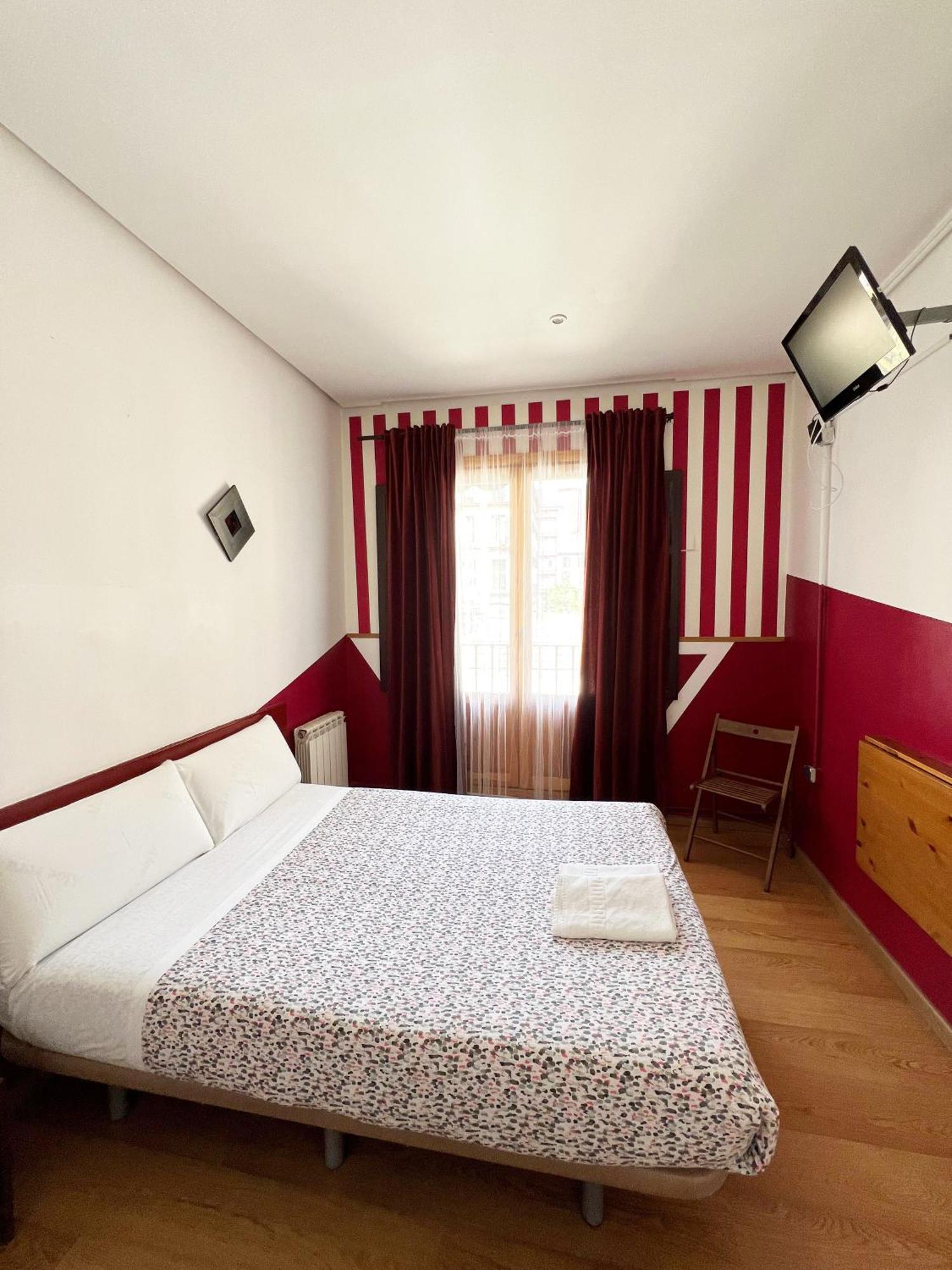 Hostal La Casa De La Plaza Мадрид Екстериор снимка