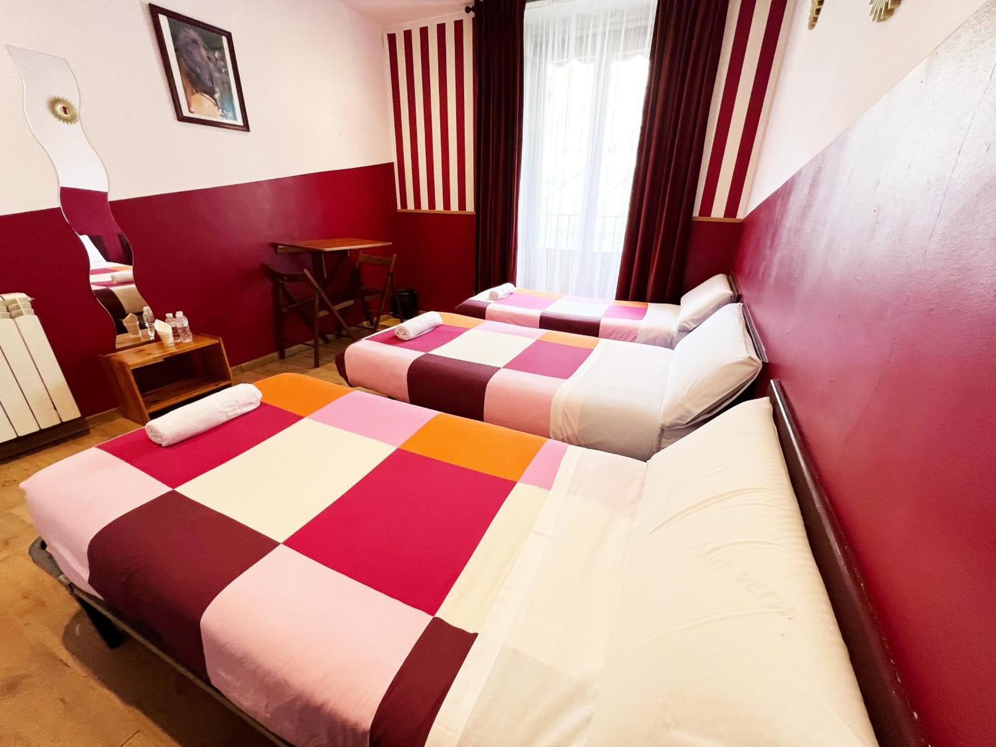 Hostal La Casa De La Plaza Мадрид Екстериор снимка