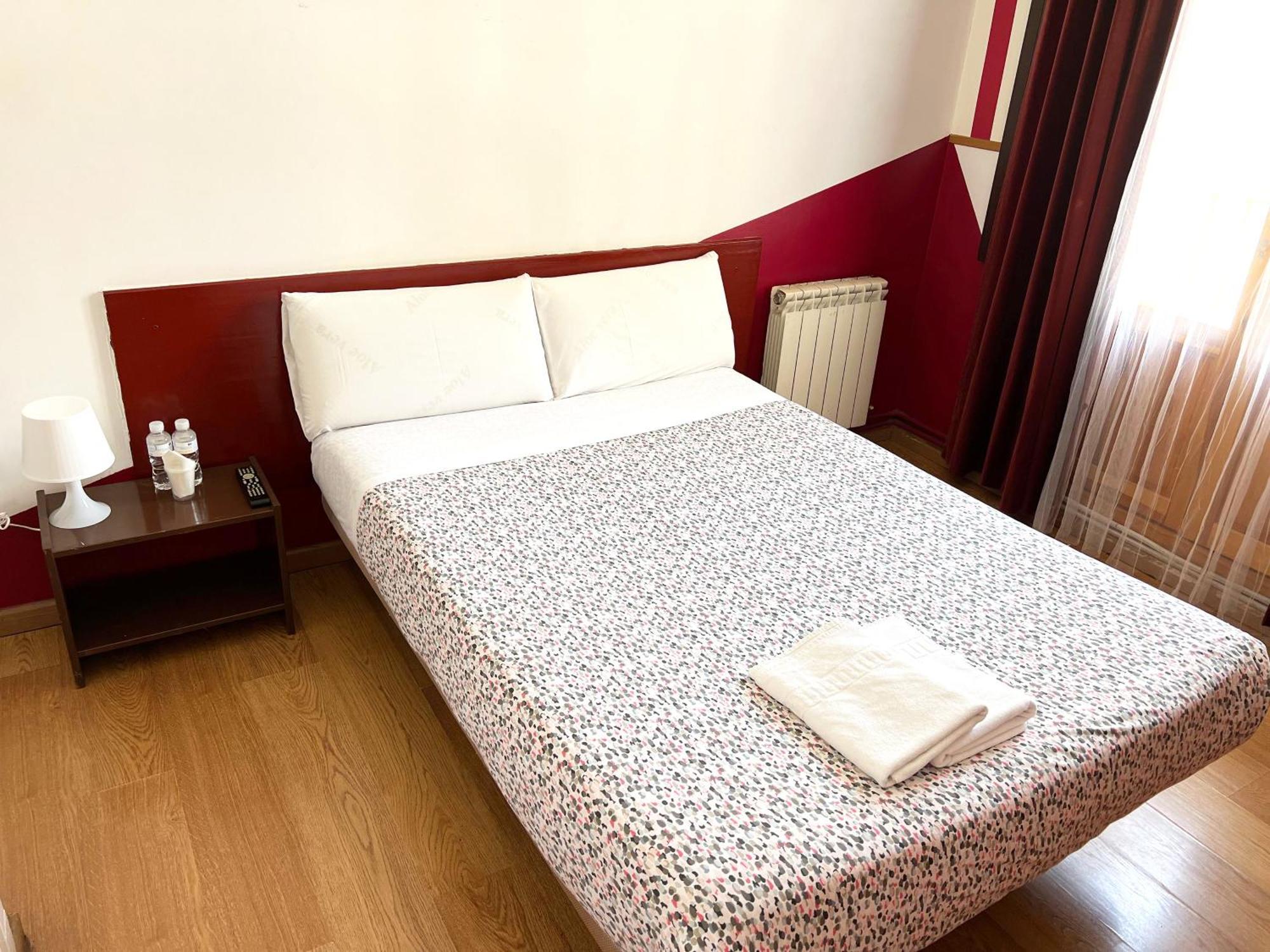Hostal La Casa De La Plaza Мадрид Екстериор снимка