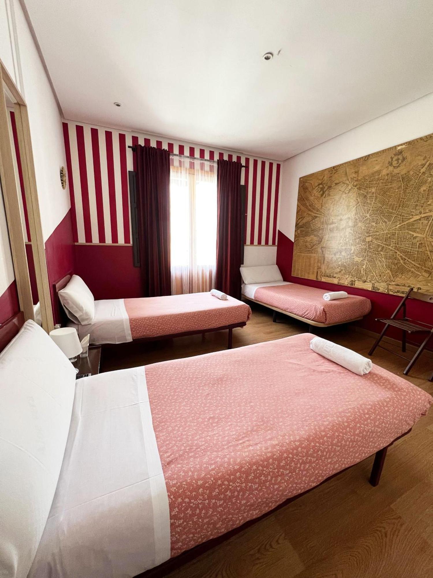 Hostal La Casa De La Plaza Мадрид Екстериор снимка