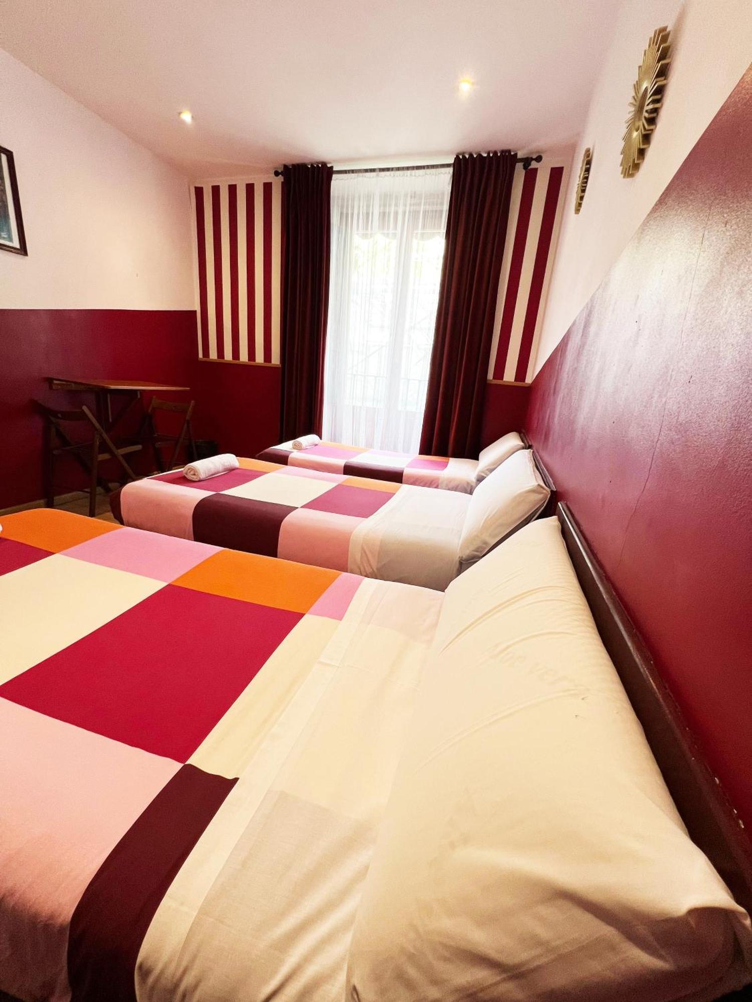 Hostal La Casa De La Plaza Мадрид Екстериор снимка