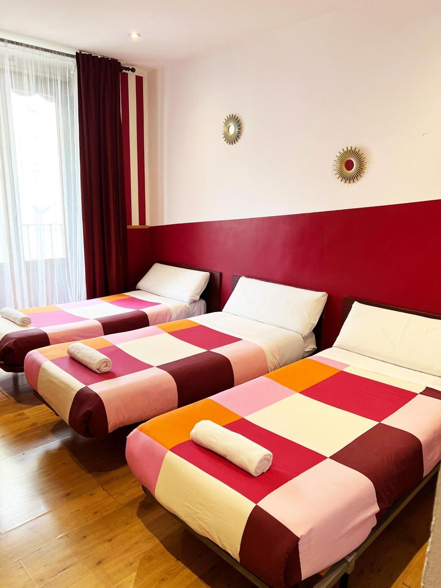 Hostal La Casa De La Plaza Мадрид Екстериор снимка