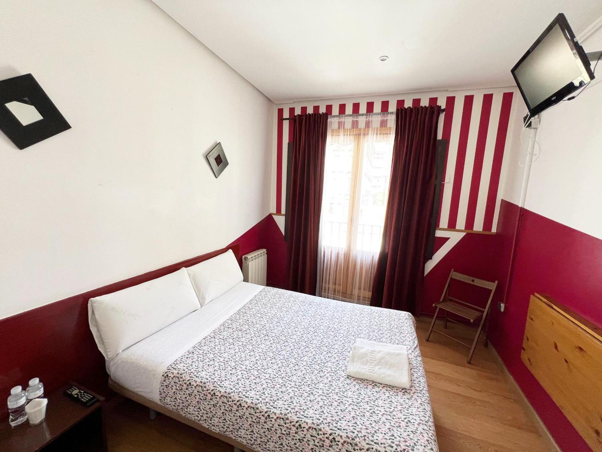 Hostal La Casa De La Plaza Мадрид Екстериор снимка