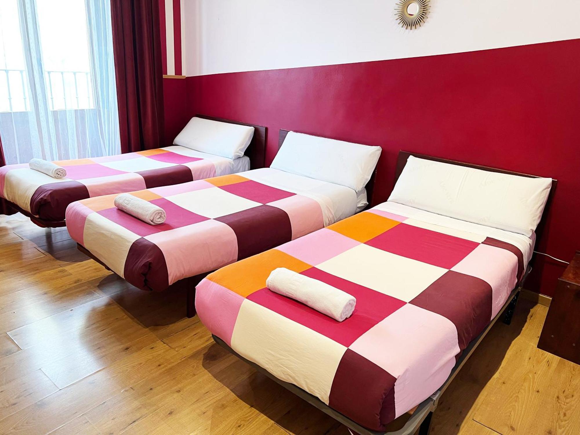 Hostal La Casa De La Plaza Мадрид Екстериор снимка