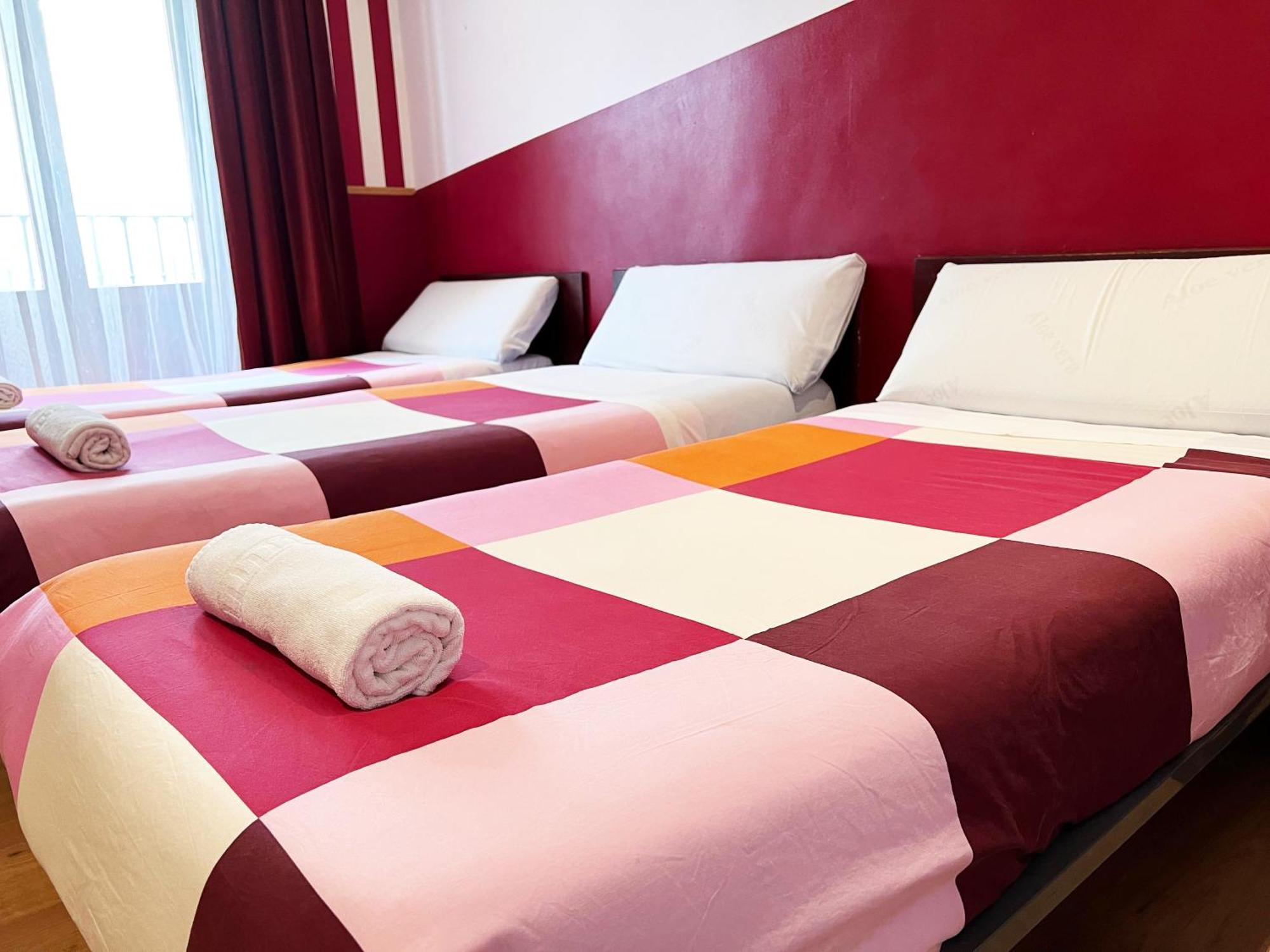 Hostal La Casa De La Plaza Мадрид Екстериор снимка