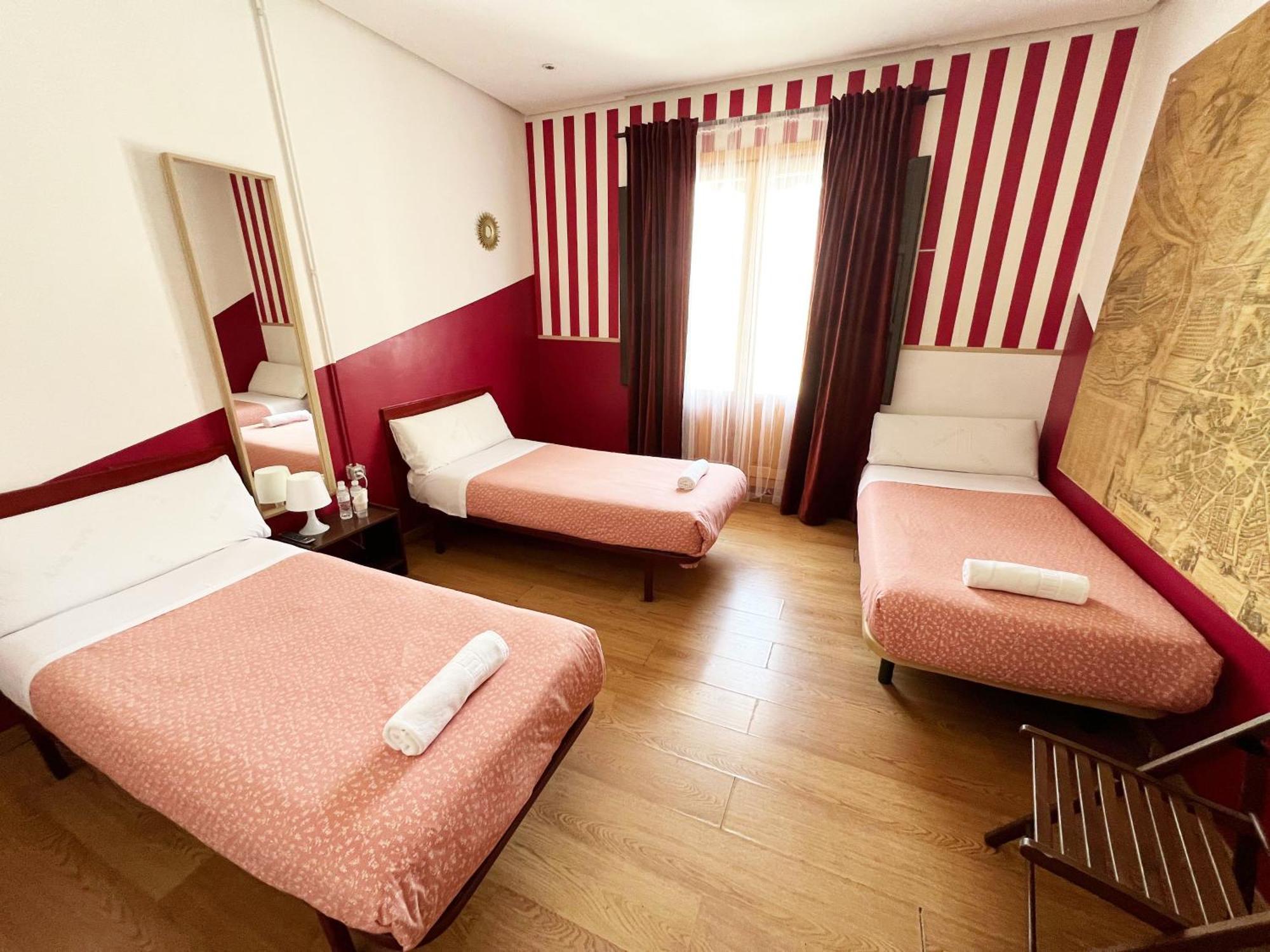 Hostal La Casa De La Plaza Мадрид Екстериор снимка