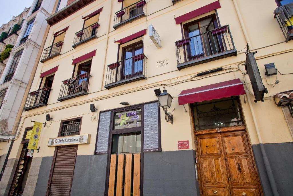 Hostal La Casa De La Plaza Мадрид Екстериор снимка