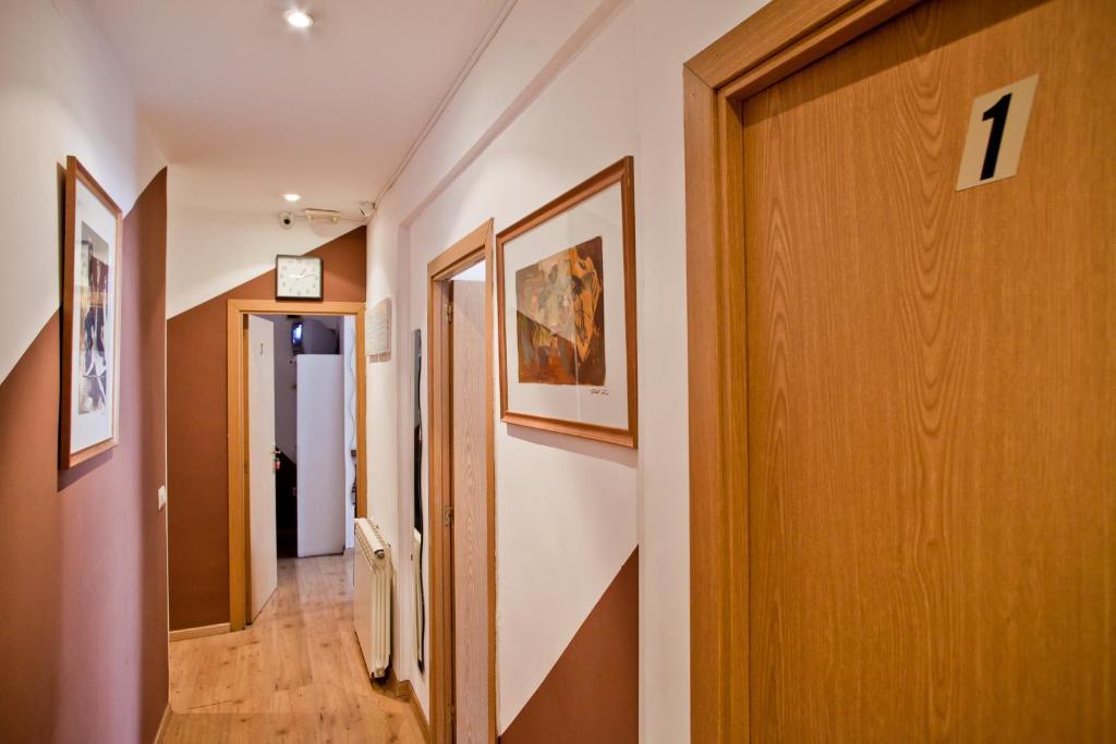 Hostal La Casa De La Plaza Мадрид Екстериор снимка