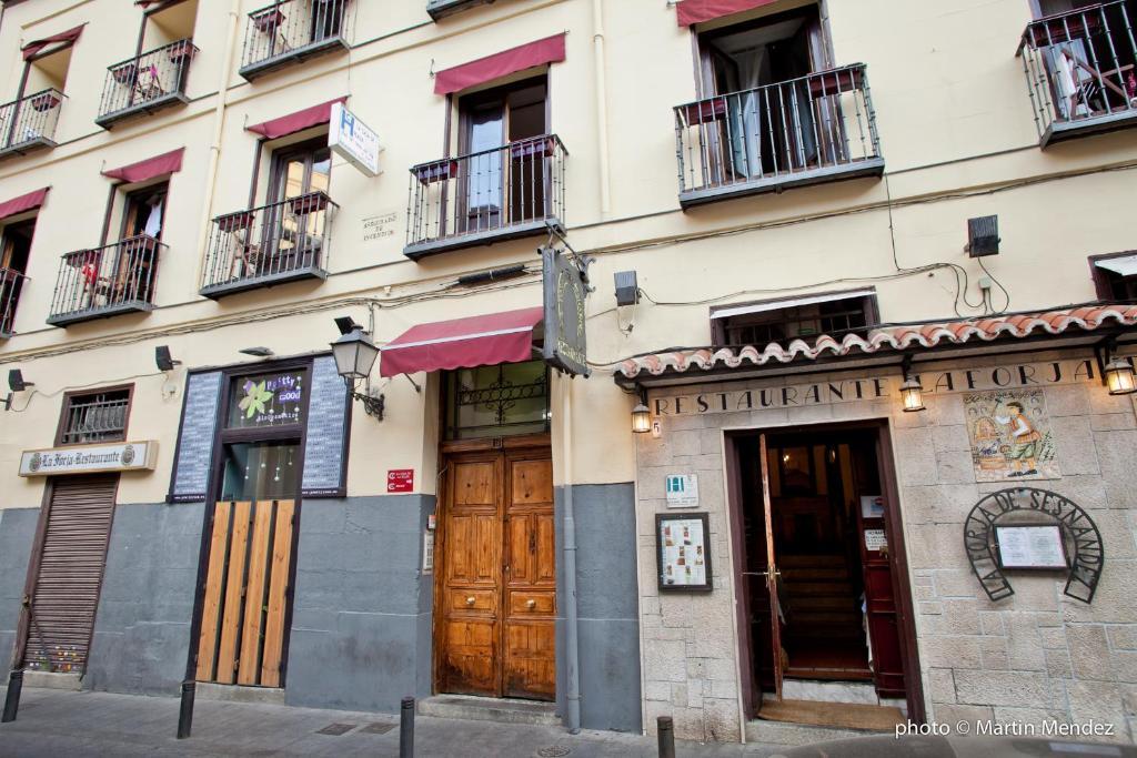 Hostal La Casa De La Plaza Мадрид Екстериор снимка